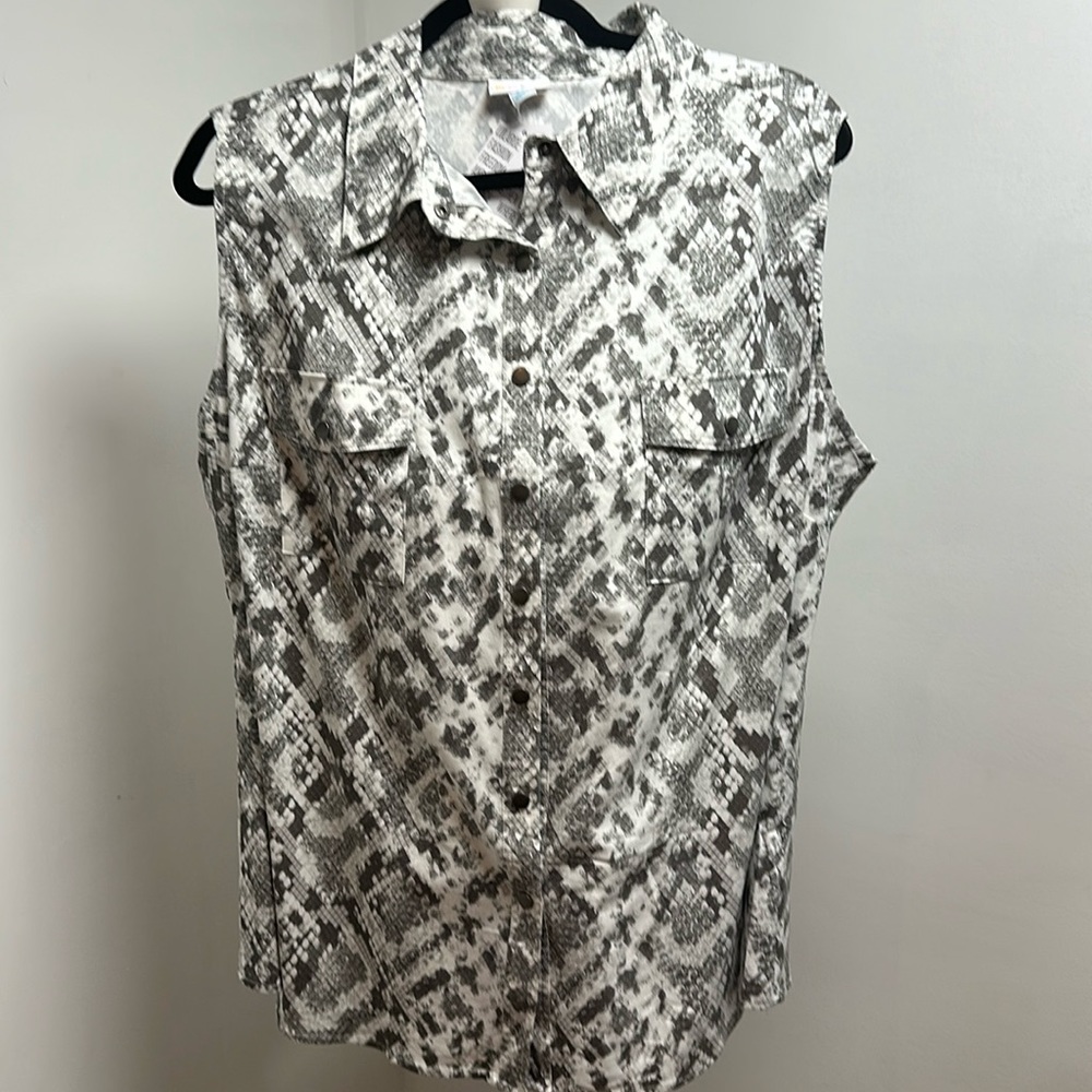 Sleeveless Top with Snap closure.